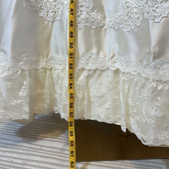 Vintage Alfred Angelo ivory lace wedding dress with veil. No size tags. - Picture 10 of 17